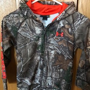 Size 6 boys under armour camo sweatshirt